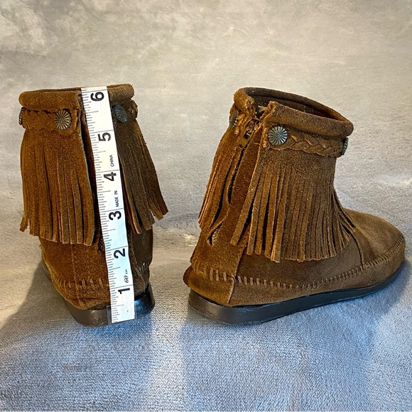 Minnetonka fringe boots - Picture 4 of 11
